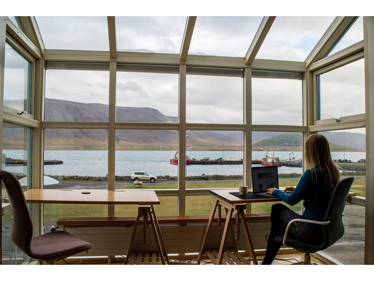Post-Pandemic Office Life Image